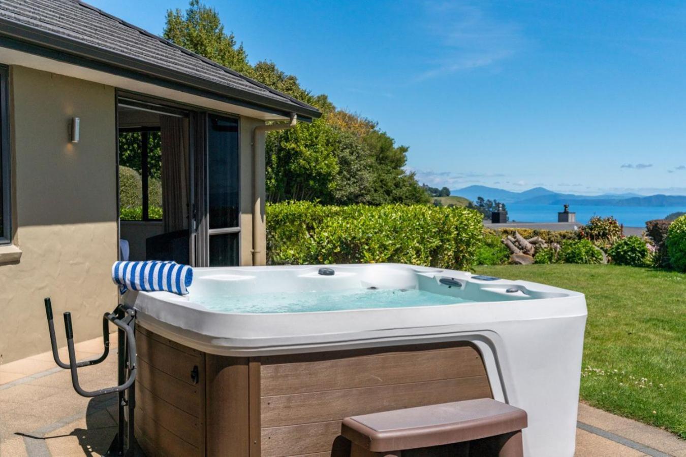 Scenic Solitude - Wake Up To Lake And Mountain Views! Taupo Eksteriør bilde