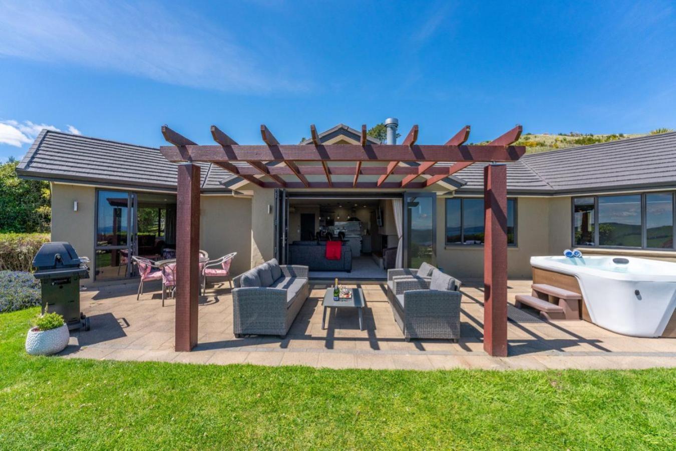 Scenic Solitude - Wake Up To Lake And Mountain Views! Taupo Eksteriør bilde