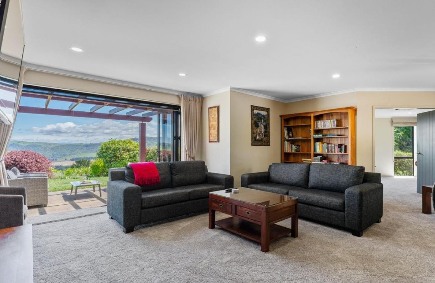 Scenic Solitude - Wake Up To Lake And Mountain Views! Taupo Eksteriør bilde